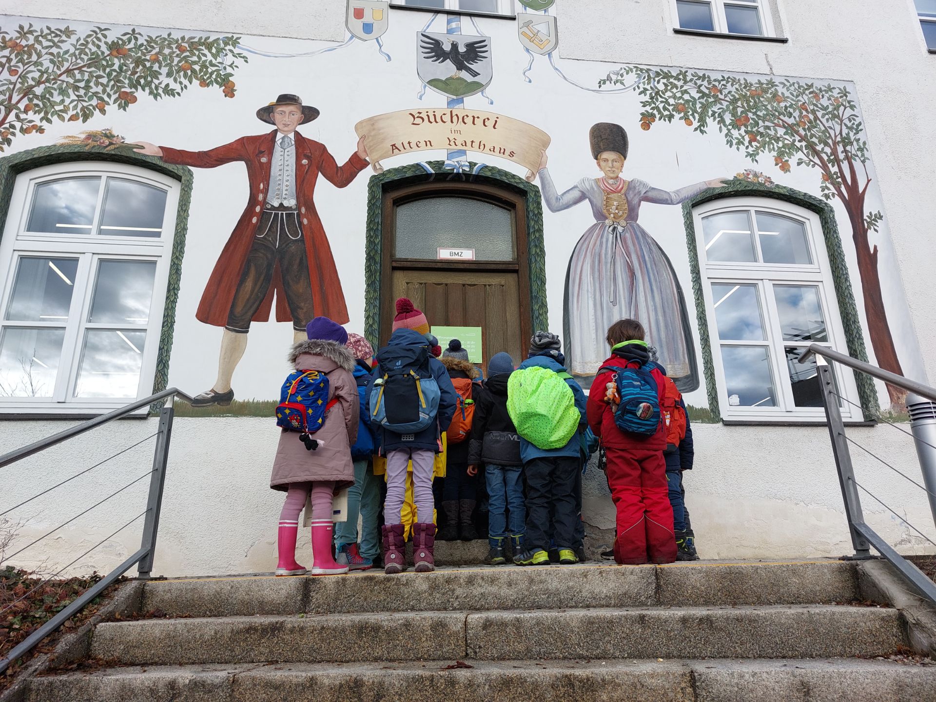 24 02 08 Kinder vor Bucherei