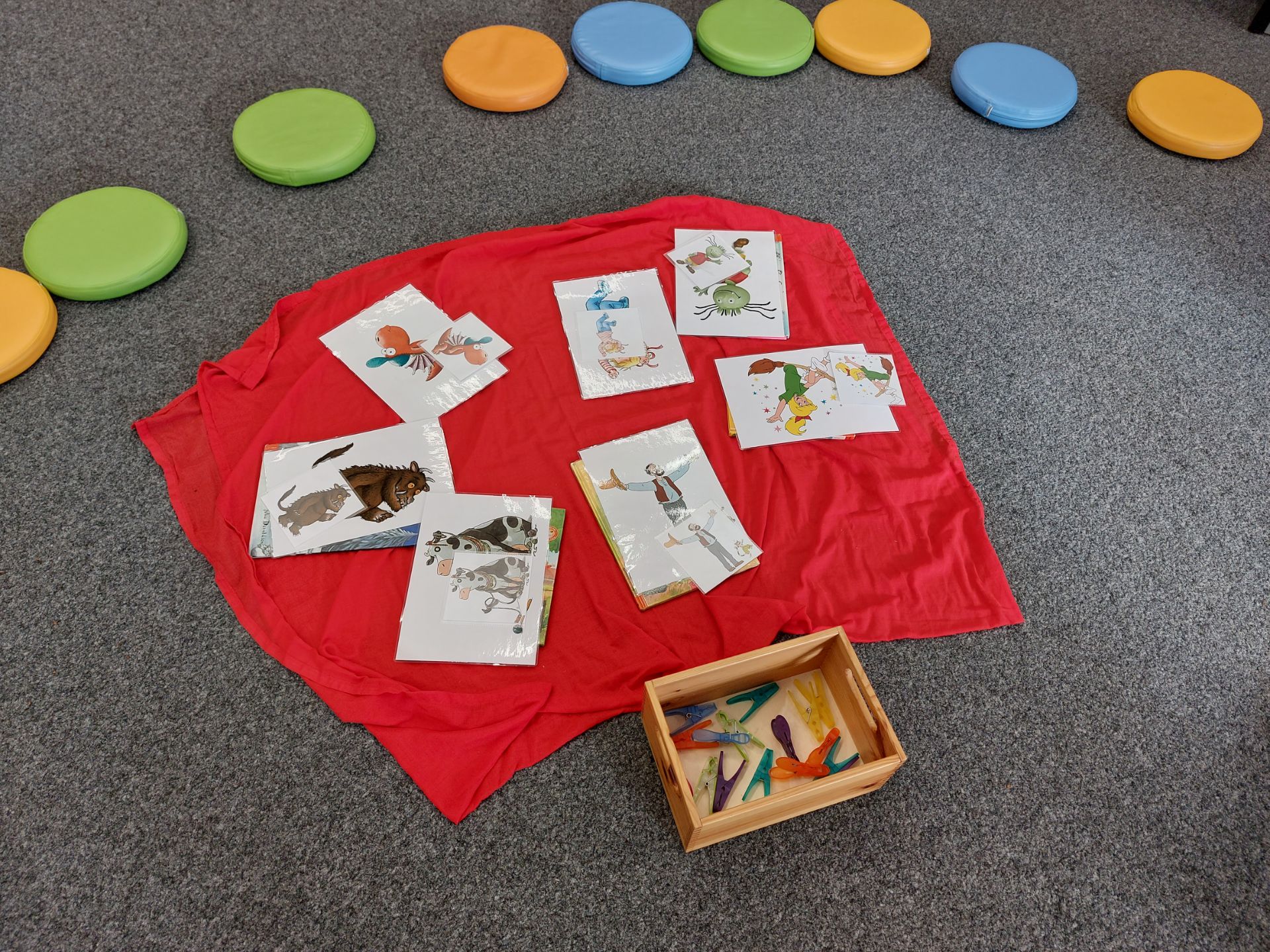 24 02 08 Sitzkissen Kinderbucher